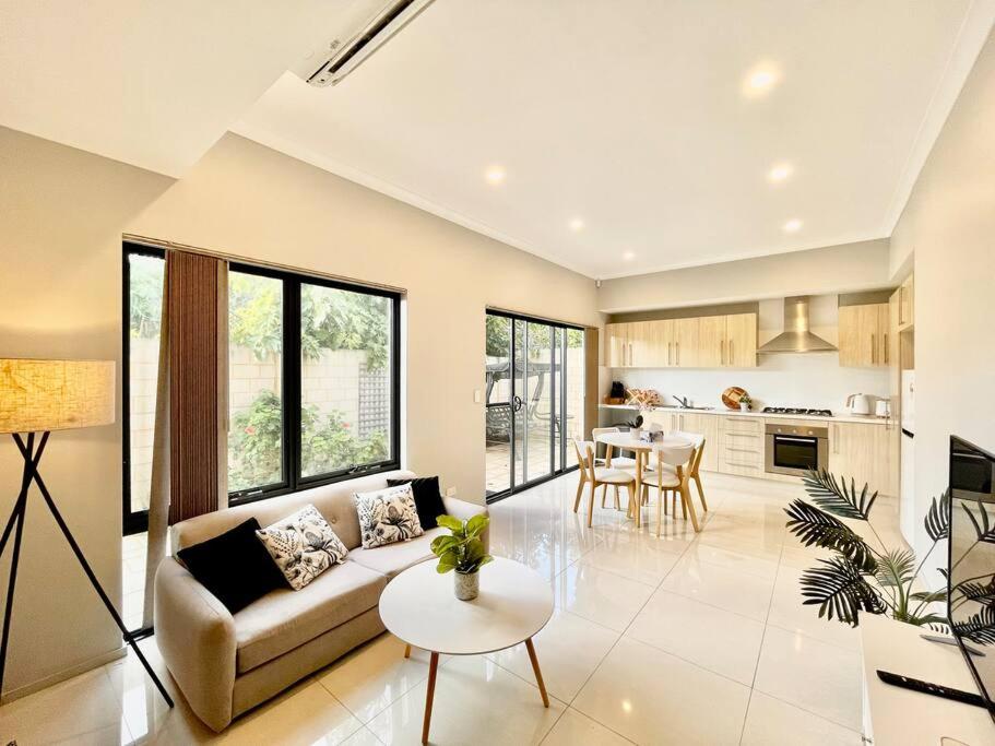 Devine Stays-Walk to Swan River & 5 mins to CBD - Housity