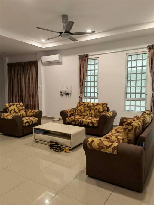 Big and cozy Homestay nearby Shell and Petronas office - Housity