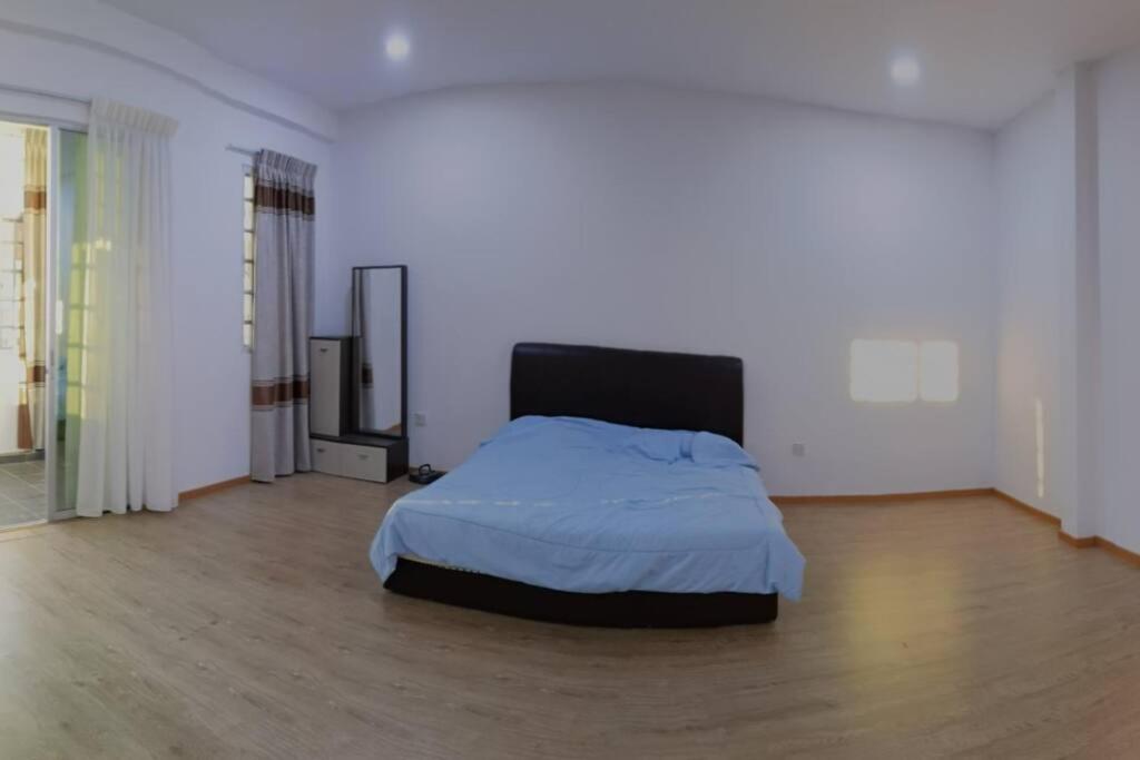 Big and cozy Homestay nearby Shell and Petronas office - Housity