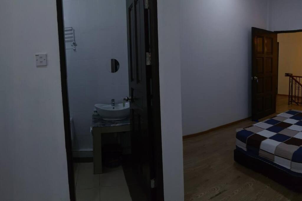 Big and cozy Homestay nearby Shell and Petronas office - Housity