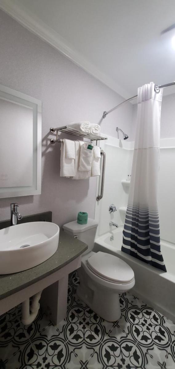Ambassador Inn and Suites - Housity