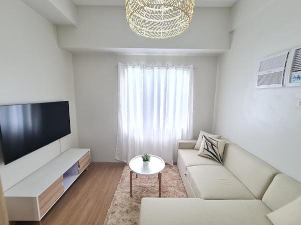 Lovely 2- BR Condo (Fully Air-conditioned w/ Wifi) - Housity