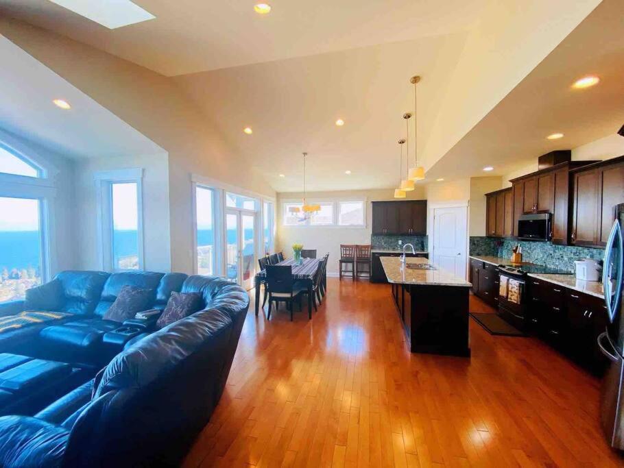 Modern house with abundant ocean view - Housity