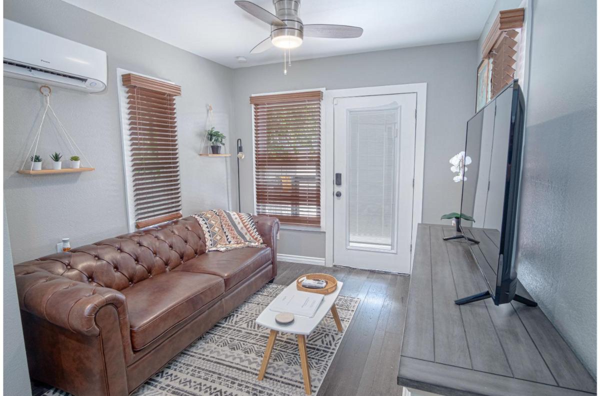 Adorable Guesthouse So Close to Amazing Downtown - Housity