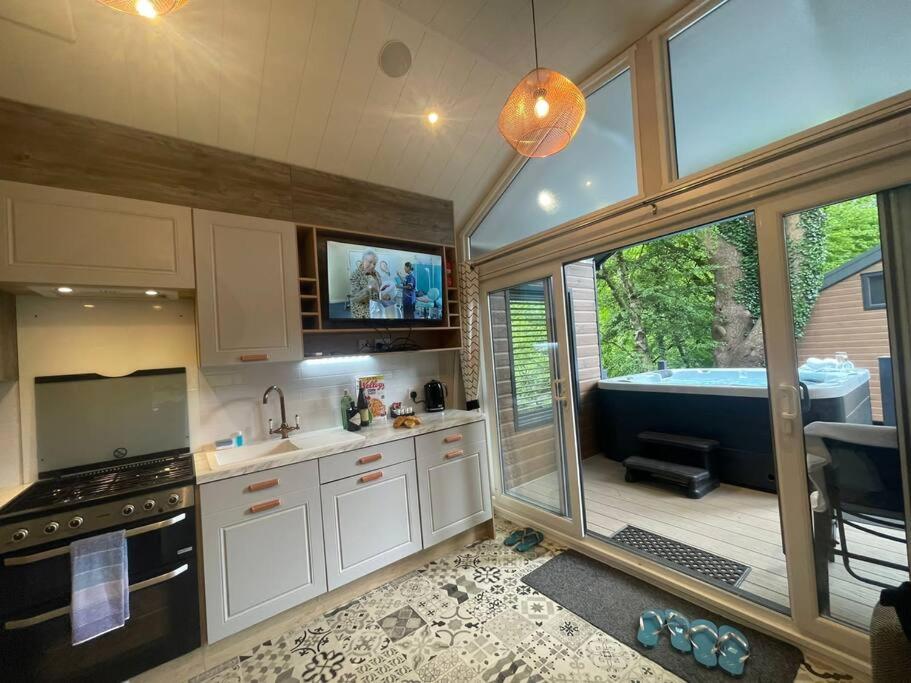P74 - Riverside Family Pod with Hot Tub - Housity