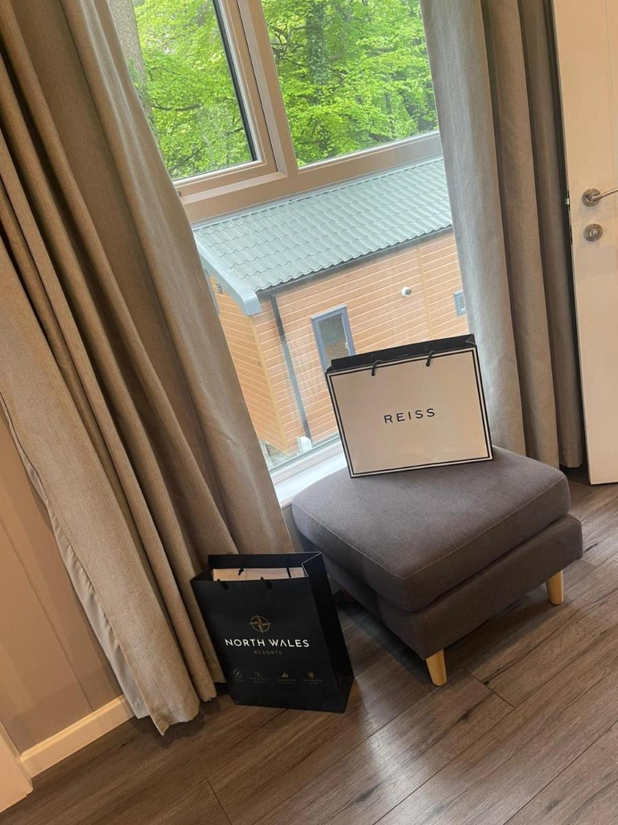 P75 - Studio Pod with Hot Tub - Housity