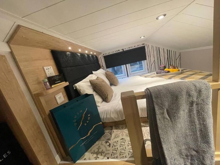 P76 - Riverside Family Pod with Hot Tub - Housity