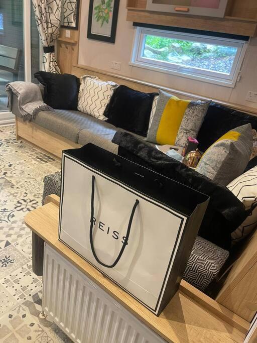 P76 - Riverside Family Pod with Hot Tub - Housity
