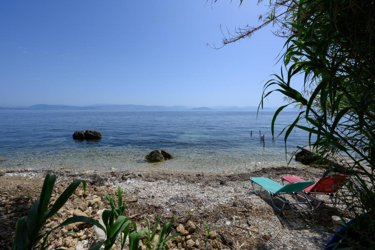 Alesti House with garden and private beach access - Housity