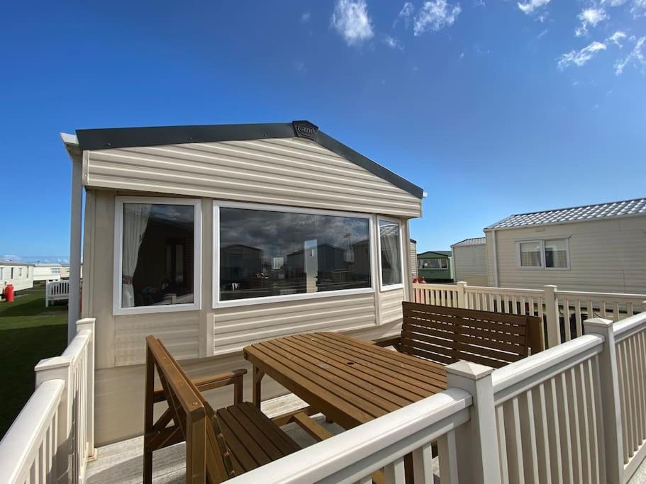 Amazing and Huge Private 8 Berth Caravan on Coast - Housity