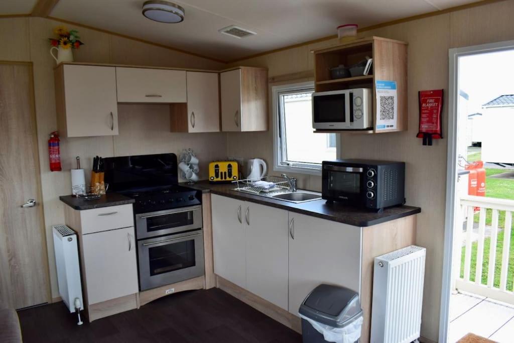 Amazing and Huge Private 8 Berth Caravan on Coast - Housity