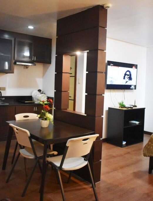 Suitetrails - SPACIOUS 1BR 44sqm STUDIO UNIT near AYALA MALL
