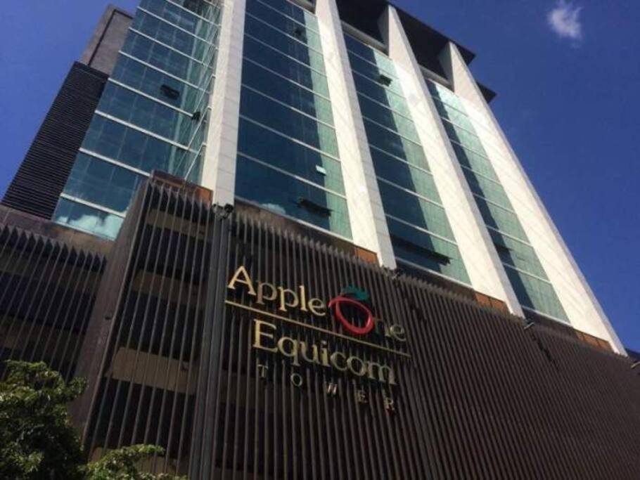 Suitetrails - SPACIOUS 1BR 44sqm STUDIO UNIT near AYALA MALL