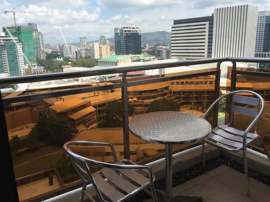 Suitetrails - SPACIOUS 1BR 44sqm STUDIO UNIT near AYALA MALL