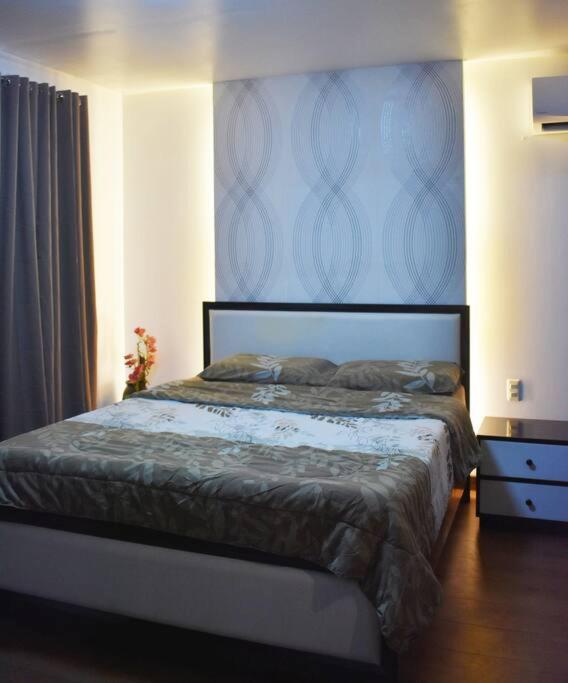 Suitetrails - SPACIOUS 1BR 44sqm STUDIO UNIT near AYALA MALL