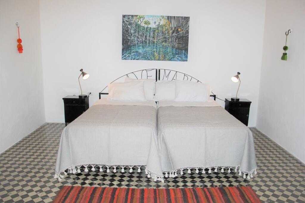 Renovated colonial house with sixty-foot pool - Housity