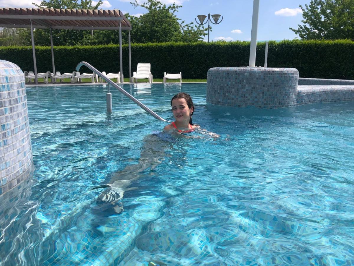 Karos Gold 813 Wellness Apartman - Housity