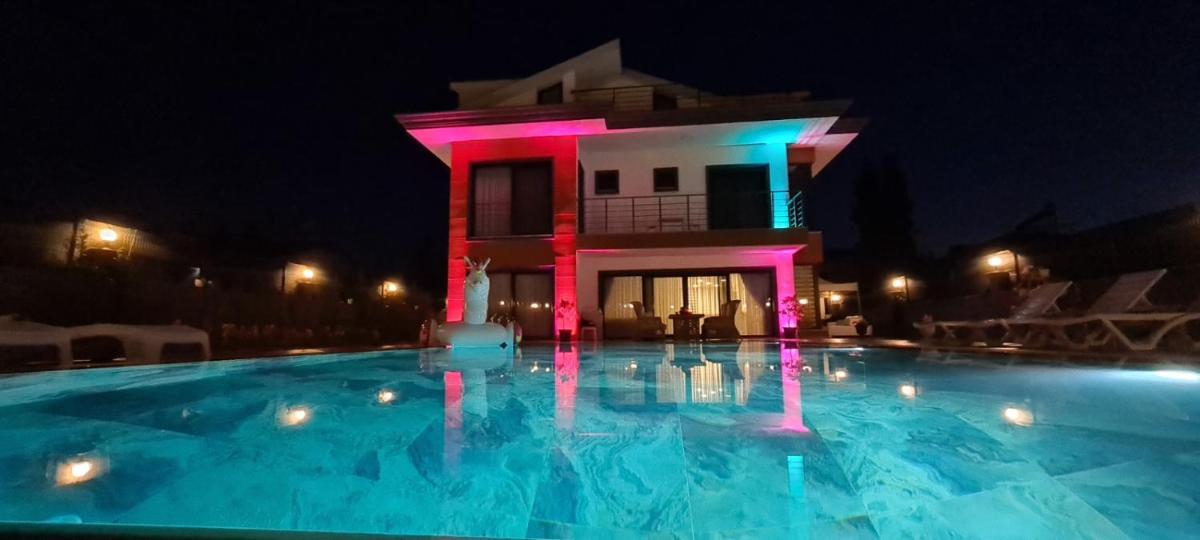 Villa Ay, Fethiye Çiftlikte, 6 Yatak odalı, 14 Kişilik , Müstakil Havuzlu Lüks Villa - Housity