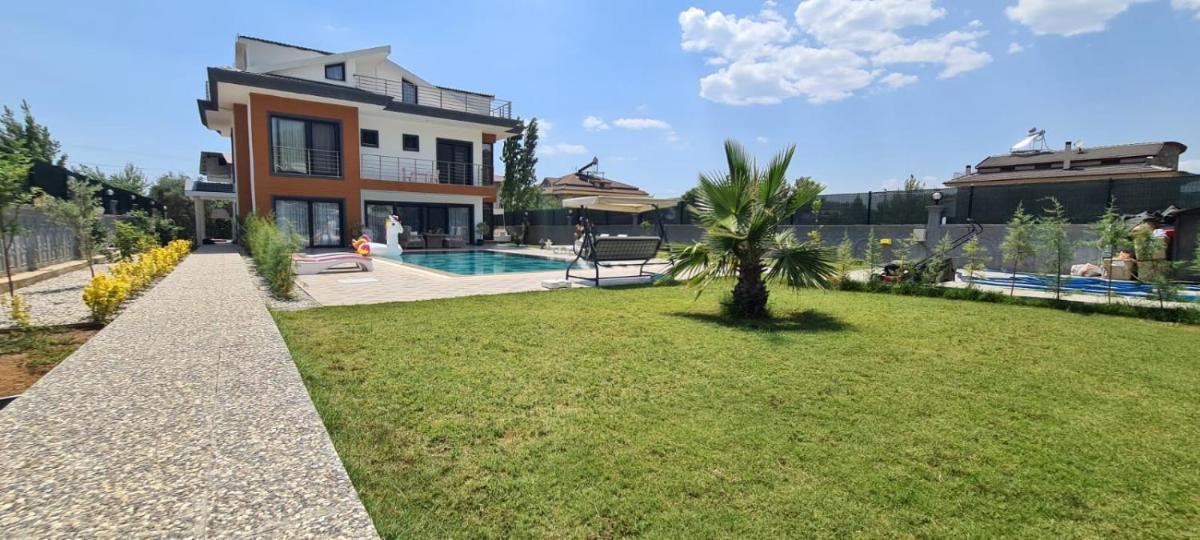 Villa Ay, Fethiye Çiftlikte, 6 Yatak odalı, 14 Kişilik , Müstakil Havuzlu Lüks Villa - Housity