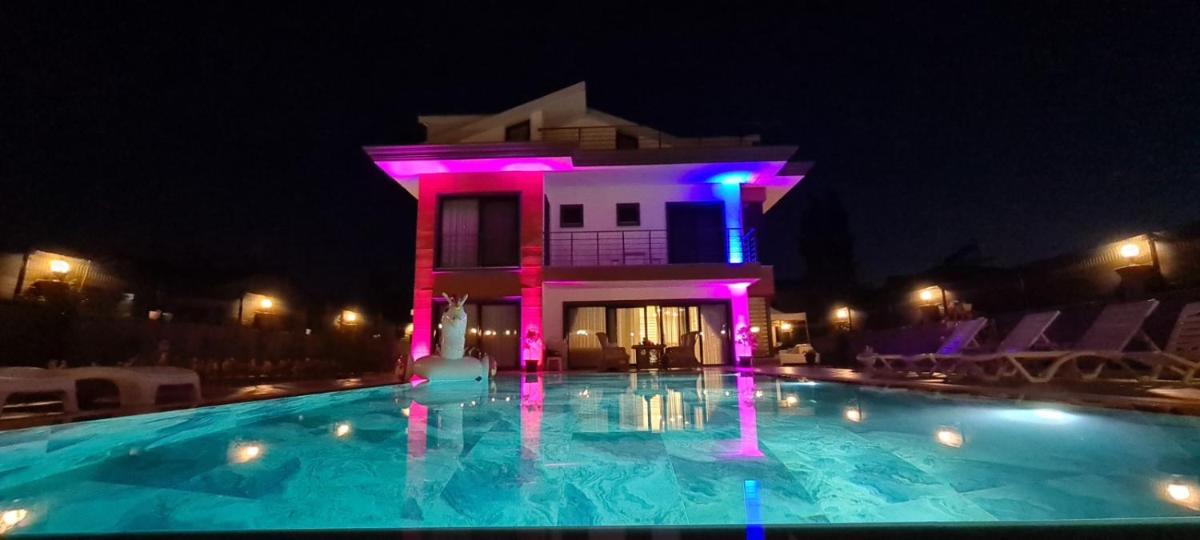 Villa Ay, Fethiye Çiftlikte, 6 Yatak odalı, 14 Kişilik , Müstakil Havuzlu Lüks Villa - Housity