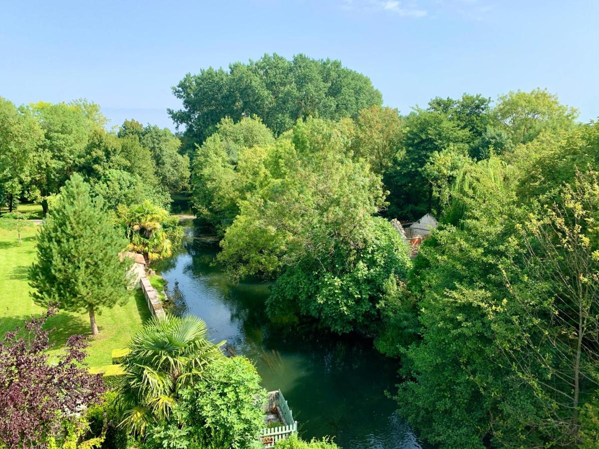 Beautiful large stylish villa centrally located in Pons - Housity