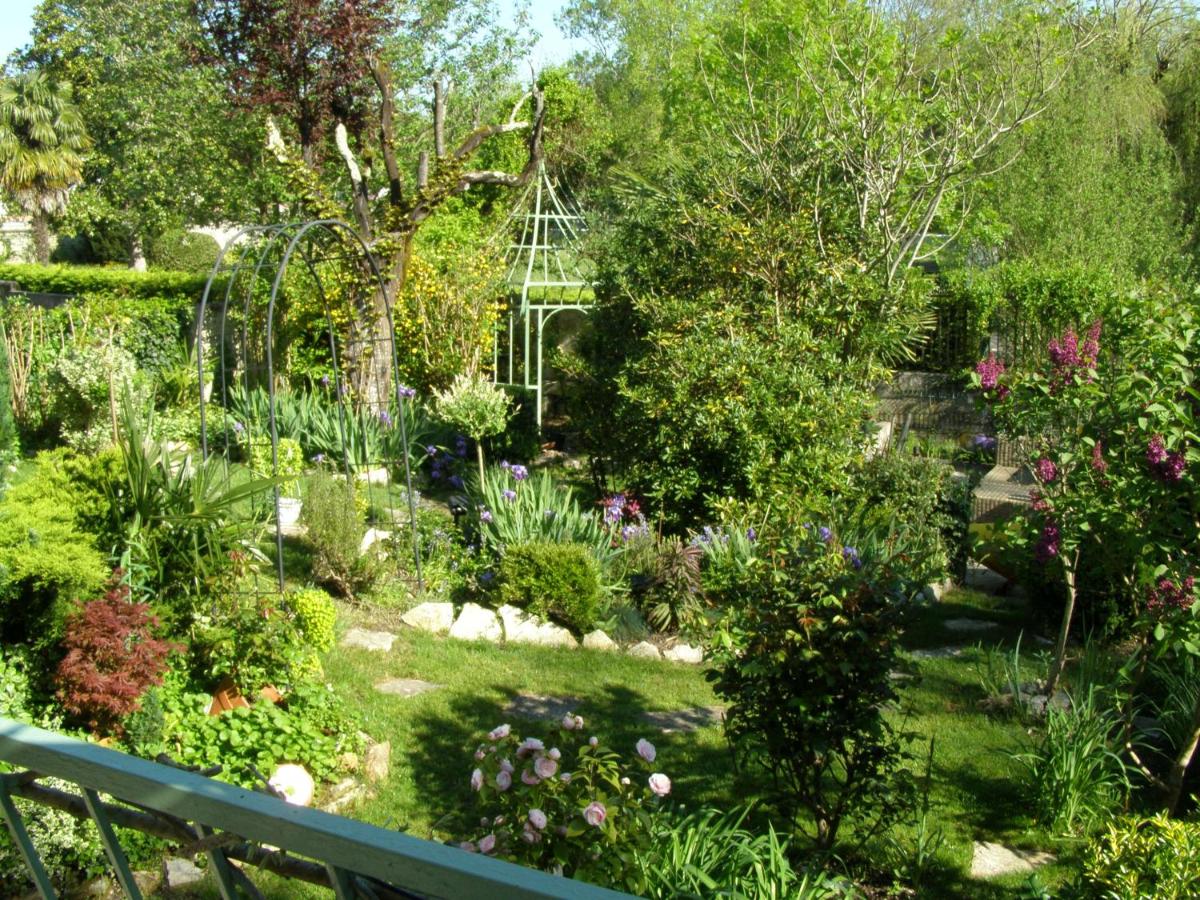 Beautiful large stylish villa centrally located in Pons - Housity