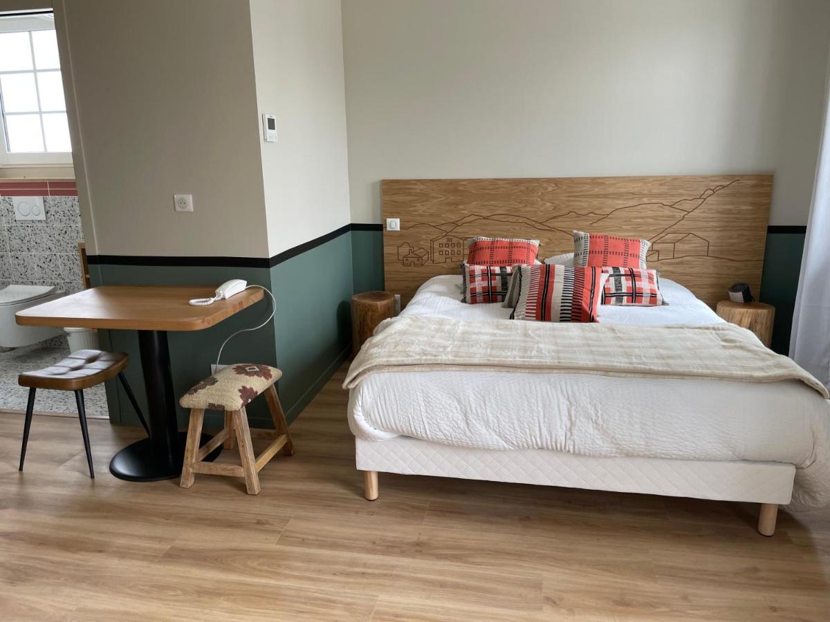 Un ou plusieurs lits dans un hébergement de l'établissement Hotel Trinquet