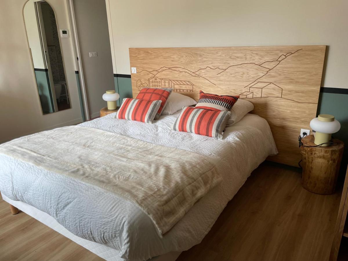 Un ou plusieurs lits dans un hébergement de l'établissement Hotel Trinquet