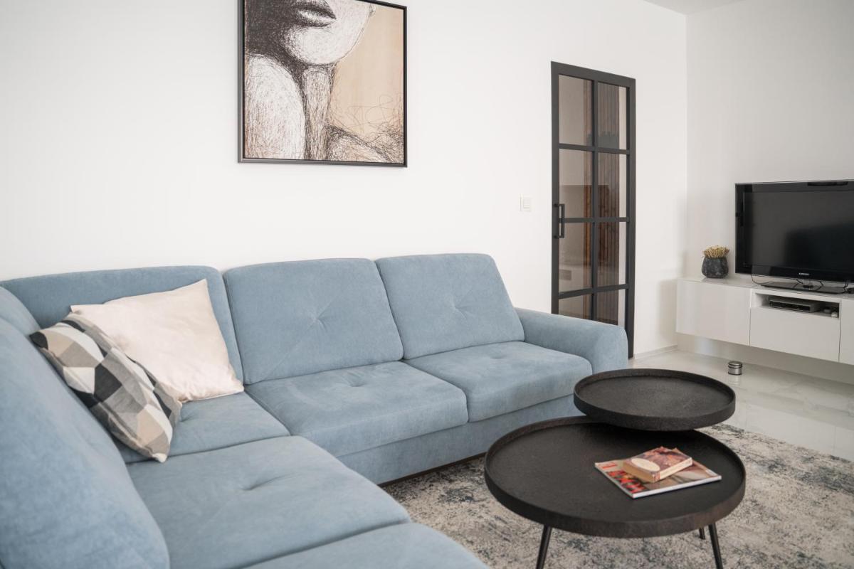 Blue Yvey Apartment - Housity