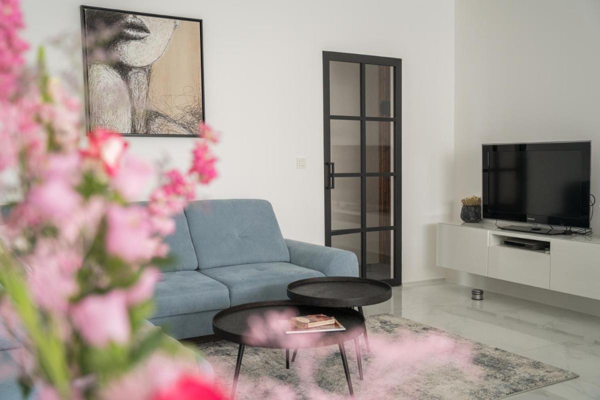 Blue Yvey Apartment - Housity