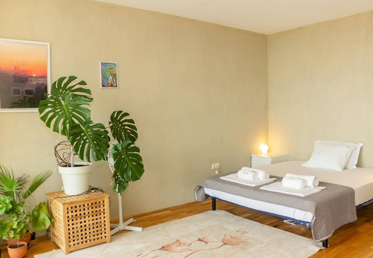 Suitetrails - Lively Artistic 1BD Apartment with sea view in Varna