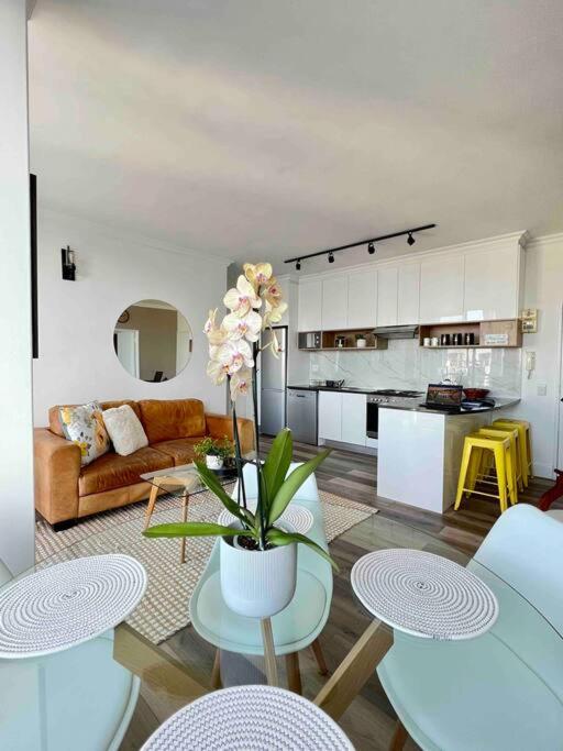 Modern, trendy and comfortable 2 bedroom apartment in Cape Town - Hizvo