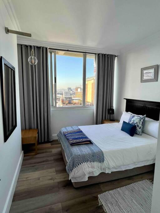 Modern, trendy and comfortable 2 bedroom apartment in Cape Town - Hizvo