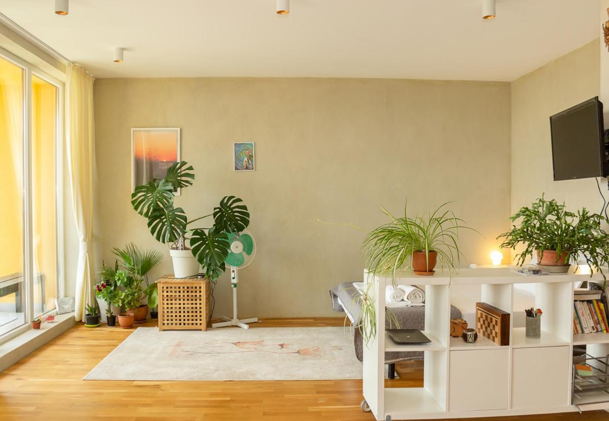 Suitetrails - Lively Artistic 1BD Apartment with sea view in Varna