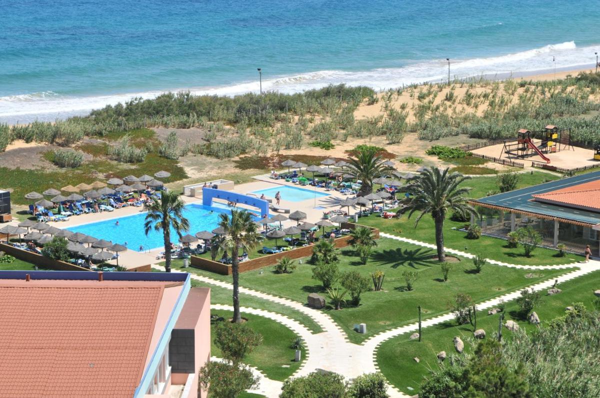 uma vista aérea de um resort com piscina e o oceano em Vila Baleira Porto Santo em Porto Santo
