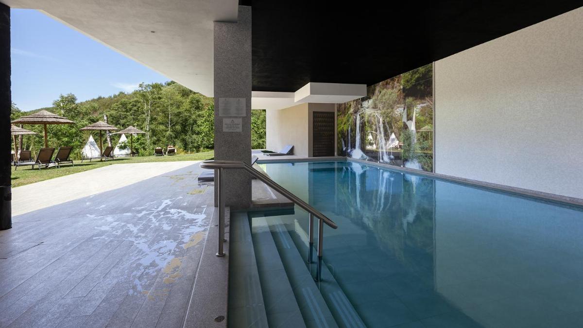 uma piscina em uma casa em Aqua Village, Health Resort em Oliveira do Hospital