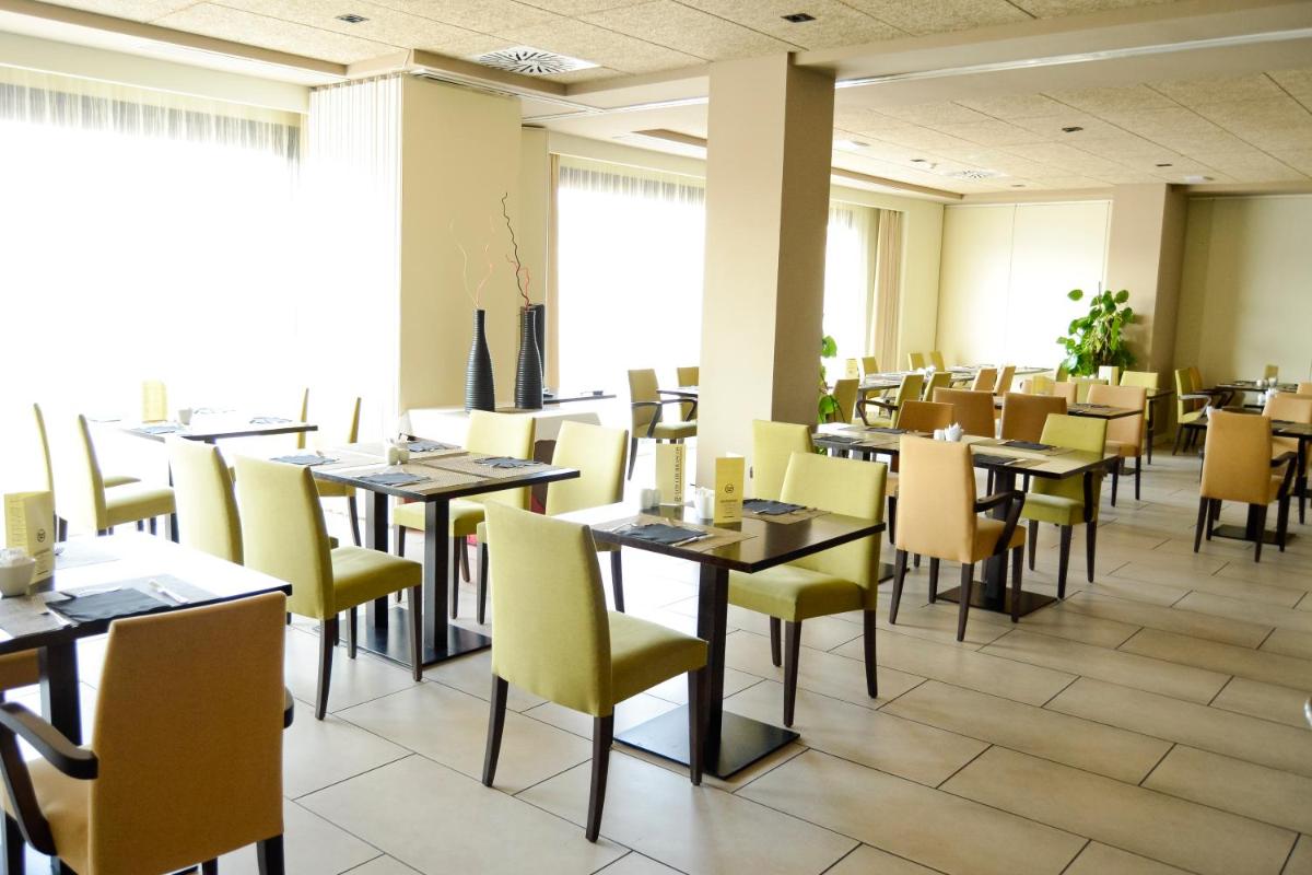Un restaurante o sitio para comer en Hotel 525