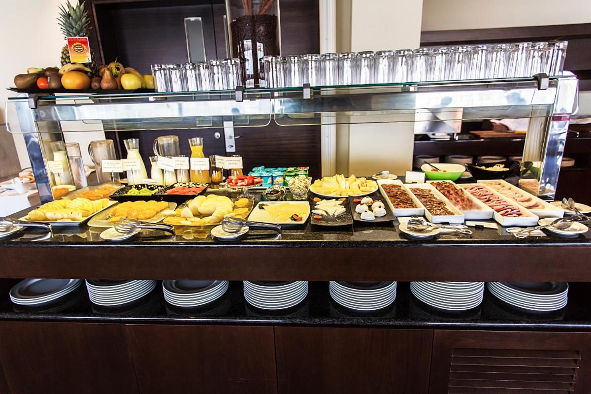 Comida en o cerca de este hotel