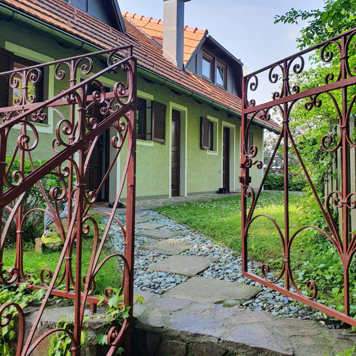 Hiška pri Tisi - Housity
