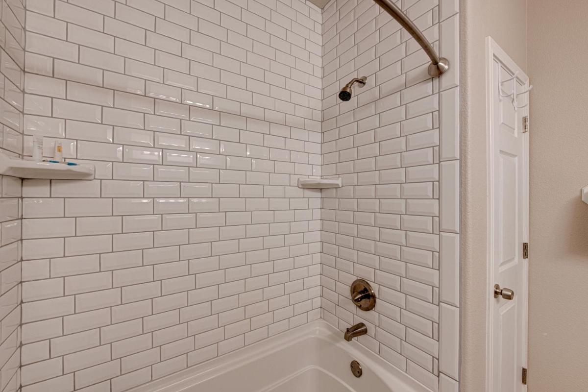 The Lah De Dah SH302 - Housity