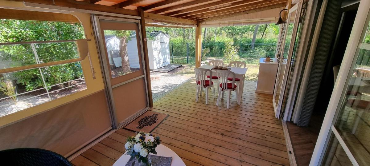 Mobile home avec terrasse et piscine. - Housity