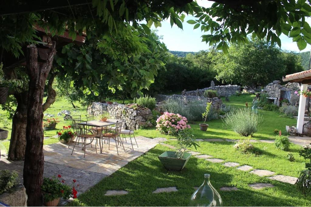 Villa Mavrici, Neighbors free - Housity