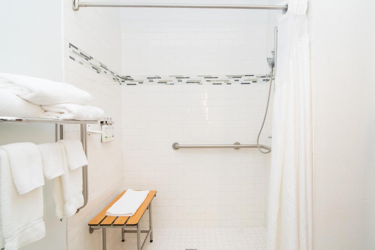 Holiday Inn Express Hotel & Suites Bedford by IHG - Housity