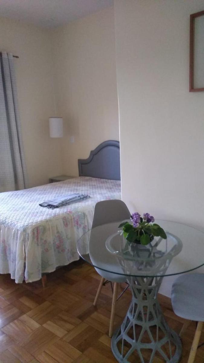 Flat em local tranquilo, com garagem dois quarteirões do centro histórico, 15 min de Tiradentes - Housity