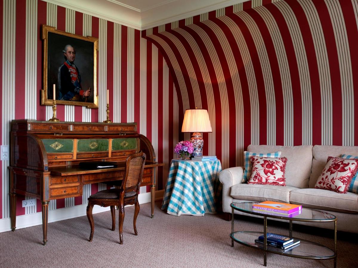 Ein Sitzbereich in der Unterkunft Schlosshotel Kronberg - Hotel Frankfurt