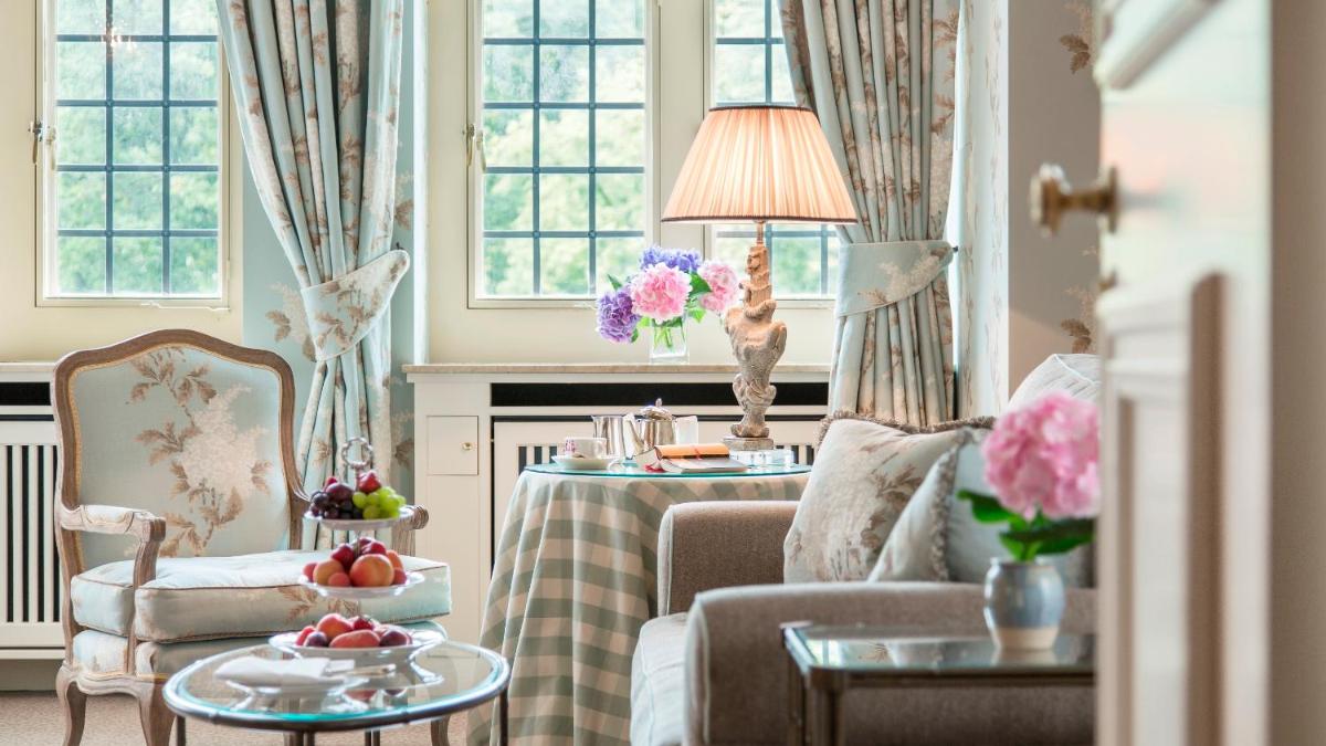 Ein Sitzbereich in der Unterkunft Schlosshotel Kronberg - Hotel Frankfurt