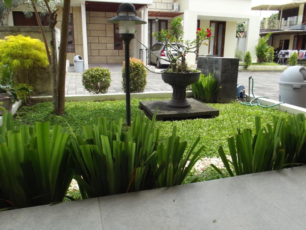 Three Bedrooms House with a Pool - Housity