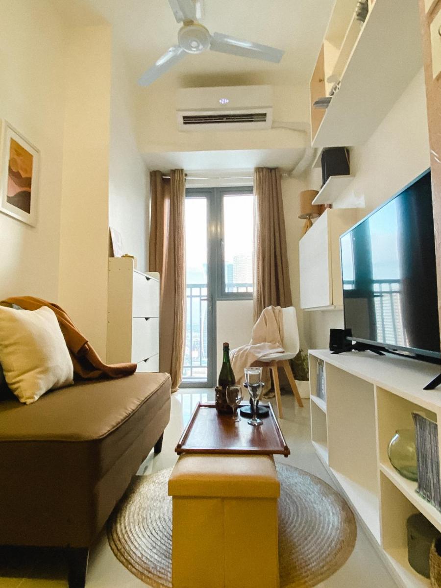 Fame Residences Tower-1 Unit 3207 in Mandaluyong 1 Br w Balcony City view - Housity
