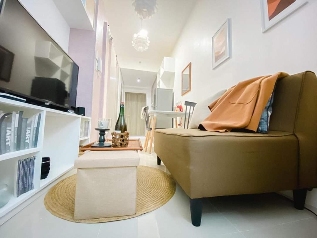 Suitetrails - Fame Residences Tower-1 Unit 3207 in Mandaluyong 1 Br w Balcony City view