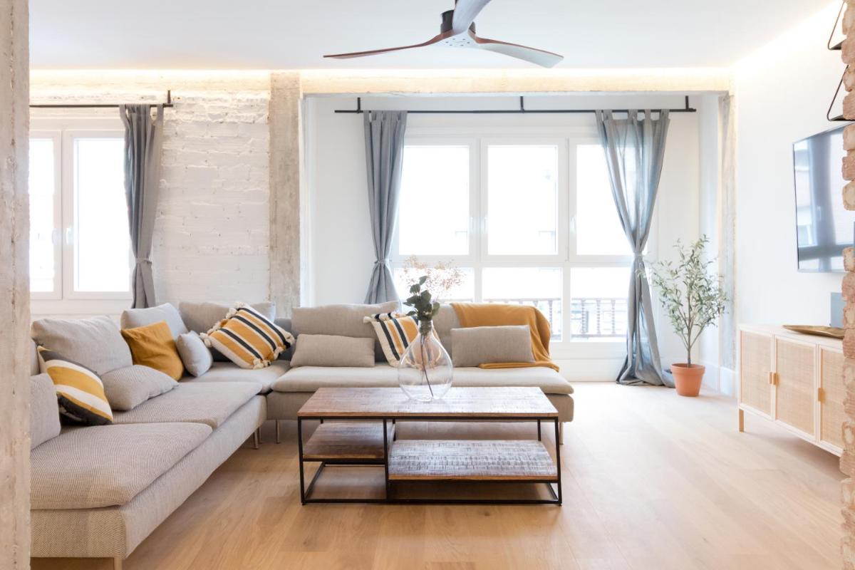 Amplio y moderno apartamento con tarima refrescante by Staynnapartments - Housity
